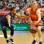 Nikola Radicevic, ante Clevin Hannah en su periplo con el UCAM Murcia.