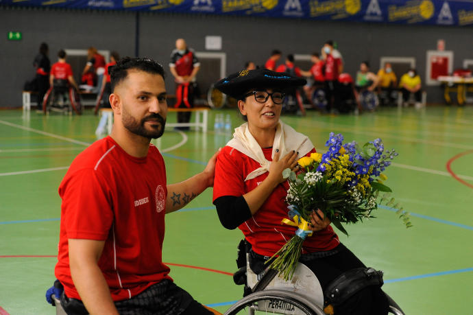 Nilofar Bayat y su marido Ramish posan con los obsequios recibidos al terminar el partido.