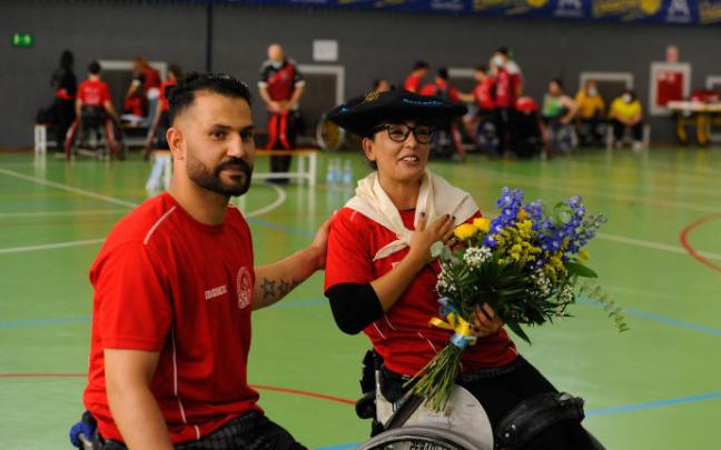 Nilofar Bayat y su marido Ramish posan con los obsequios recibidos al terminar el partido.