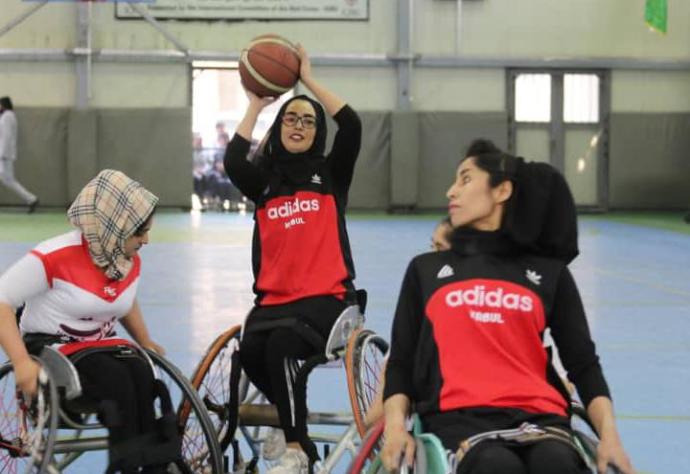 Nilofar Bayat, capitana de la selección afgana de baloncesto en silla de ruedas.