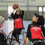 Nilofar Bayat, capitana de la selección afgana de baloncesto en silla de ruedas.