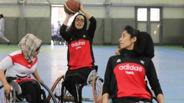 Nilofar Bayat, capitana de la selección afgana de baloncesto en silla de ruedas.