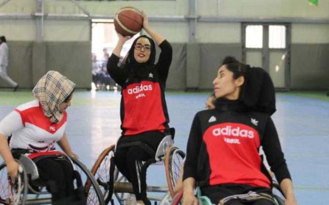 Nilofar Bayat, capitana de la selección afgana de baloncesto en silla de ruedas.