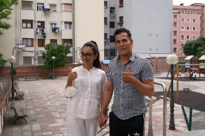 Nilofal y su marido Ramish, felices tras huir del régimen talibán.