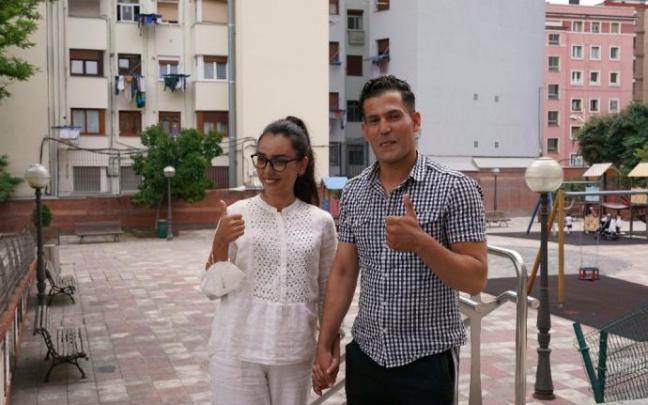 Nilofal y su marido Ramish, felices tras huir del régimen talibán.
