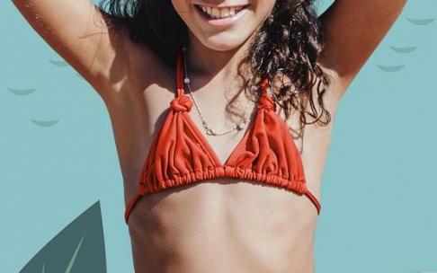 Una niña lleva un modelo de dos piezas para el baño. Una niña lleva un modelo de dos piezas para el baño.