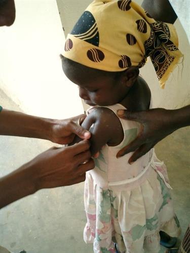 Una niña en un centro de salud de Mozambique recibe una inyección de la vacuna contra la malaria