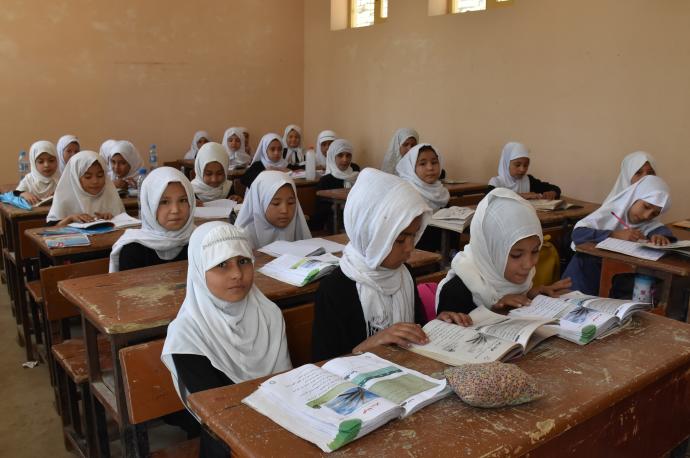 Niñas afganas asisten a una clase en una escuela local en Mazar-i-Sharif, capital de la provincia de Balkh.