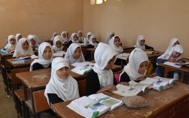 Niñas afganas asisten a una clase en una escuela local en Mazar-i-Sharif, capital de la provincia de Balkh. Niñas afganas asisten a una clase en una escuela local en Mazar-i-Sharif, capital de la provincia de Balkh.