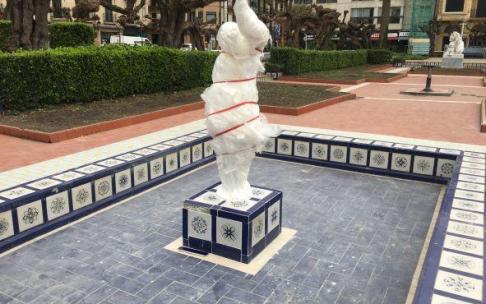 La Ninfa del Agua, aún envuelta, tras cuatro meses de trabajos de restauración.