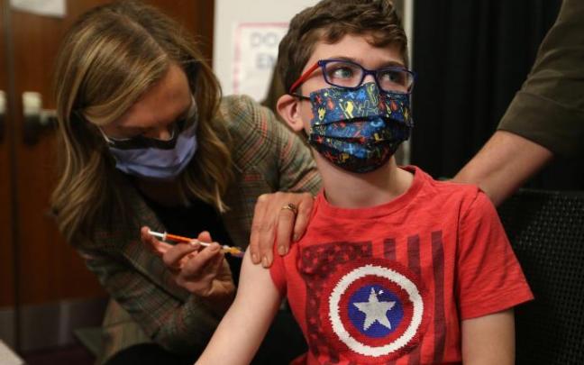 Un niño recibe la vacuna contra la covid