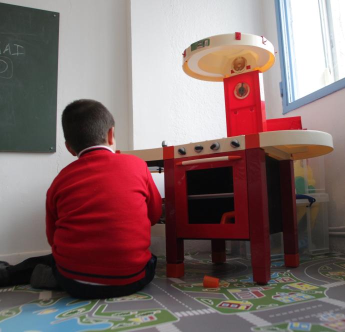 Un niño juega en casa.