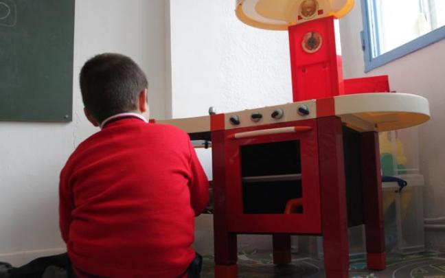 Un niño juega en casa.