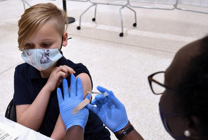 Un niño se vacuna contra el coronavirus en EEUU.
