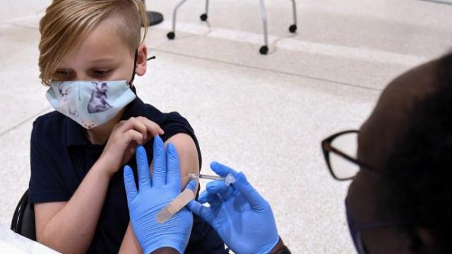 Un niño se vacuna contra el coronavirus en EEUU.