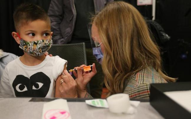 Osakidetza comenzará el miércoles a vacunar contra la covid a menores de entre 11 y 9 años.