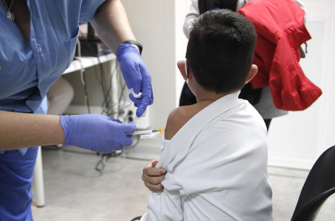 Un niño recibe una dosis de la vacuna contra el Covid-19.