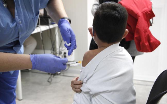 Un niño recibe una dosis de la vacuna contra el Covid-19.