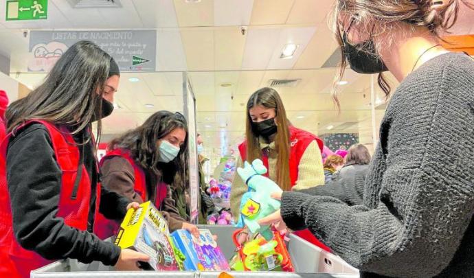 Varias voluntarias de la Cruz Roja Bizkaia participan en la recogida de juguetes de la campaña 'Sus derechos en juego'. Fotos: Cruz Roja Bizkaia