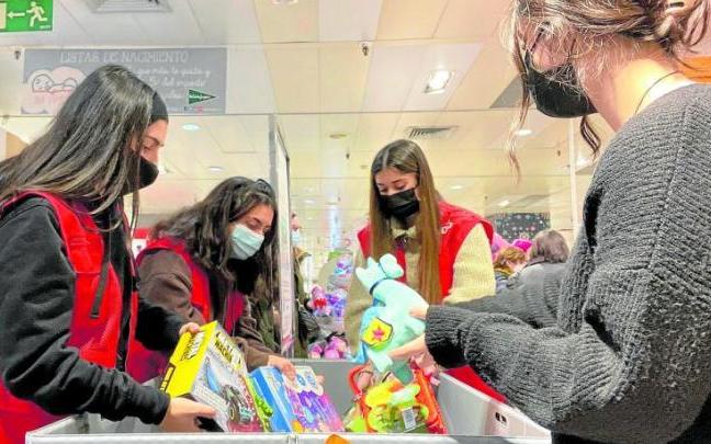 Varias voluntarias de la Cruz Roja Bizkaia participan en la recogida de juguetes de la campaña 'Sus derechos en juego'. Fotos: Cruz Roja Bizkaia Varias voluntarias de la Cruz Roja Bizkaia participan en la recogida de juguetes de la campaña 'Sus derechos en juego'. Fotos: Cruz Roja Bizkaia