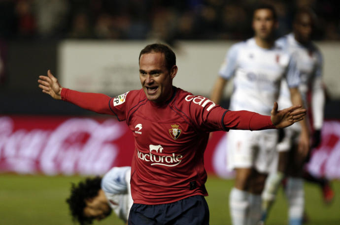 Nino celebra uno de sus goles con la camiseta de Osasuna.