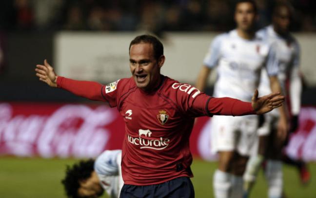 Nino celebra uno de sus goles con la camiseta de Osasuna.