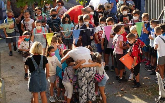 Varios niños participan en una actividad extraescolar Varios niños participan en una actividad extraescolar
