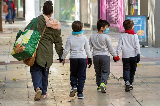 Varios niños con mascarilla contra el covid.