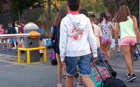 Niños acudiendo a su centro escolar Niños acudiendo a su centro escolar