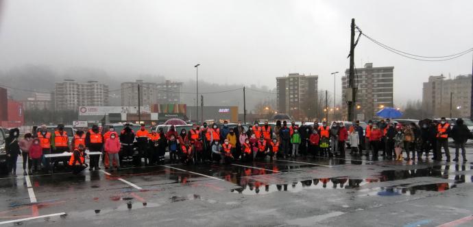 Un total de 23 todoterrenos tomaron parte en la primera Ruta Euskadi 4x4 'Rescatando sonrisas' en la que participaron cerca de 30 niños con diferentes dolencias.