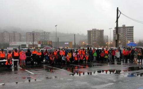 Un total de 23 todoterrenos tomaron parte en la primera Ruta Euskadi 4x4 'Rescatando sonrisas' en la que participaron cerca de 30 niños con diferentes dolencias. Un total de 23 todoterrenos tomaron parte en la primera Ruta Euskadi 4x4 'Rescatando sonrisas' en la que participaron cerca de 30 niños con diferentes dolencias.