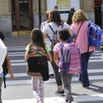 Niños de camino al colegio