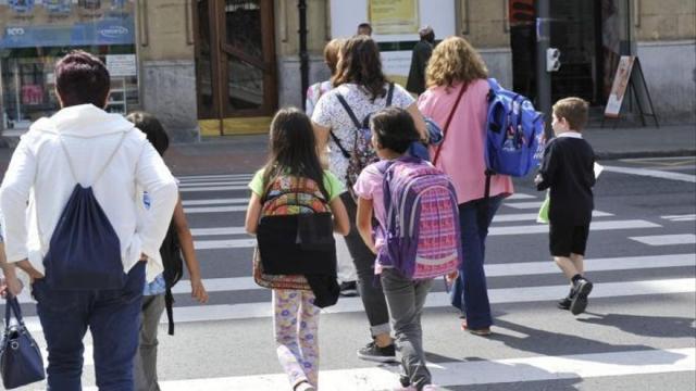 Niños de camino al colegio