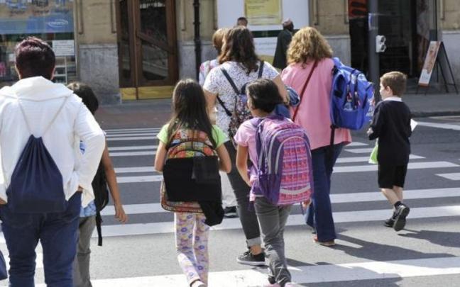 Niños de camino al colegio