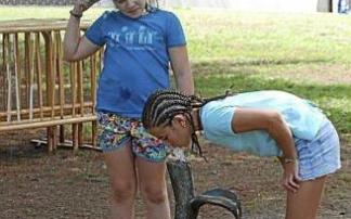 Dos niñas se refrescan en una fuente de Amurrio.