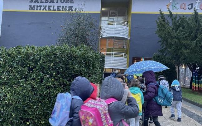 Niños entrando a clase. Niños entrando a clase.