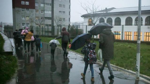 Niños entrando al colegio.