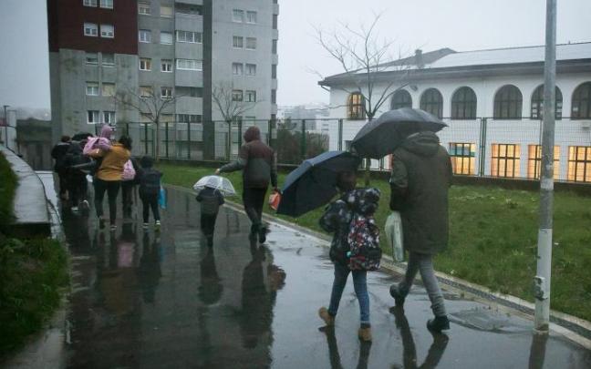 Niños entrando al colegio.