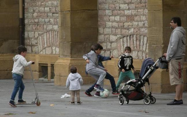 Niños jugando en la plaza Cataluña