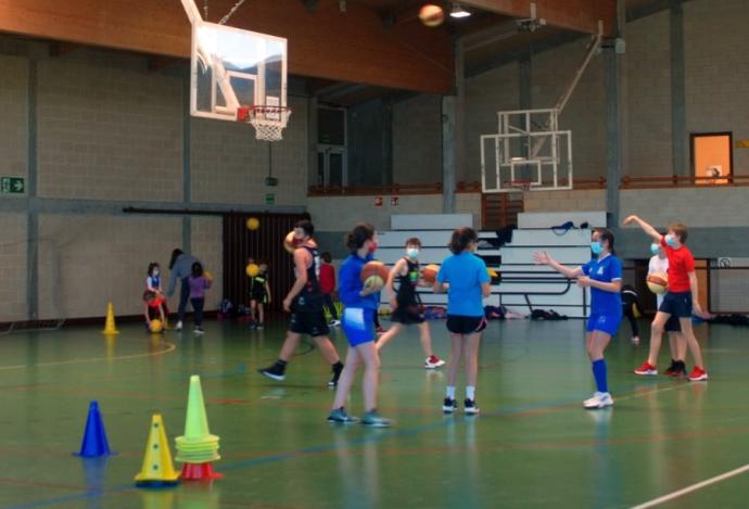 Entrenamiento de baloncesto durante un campus.