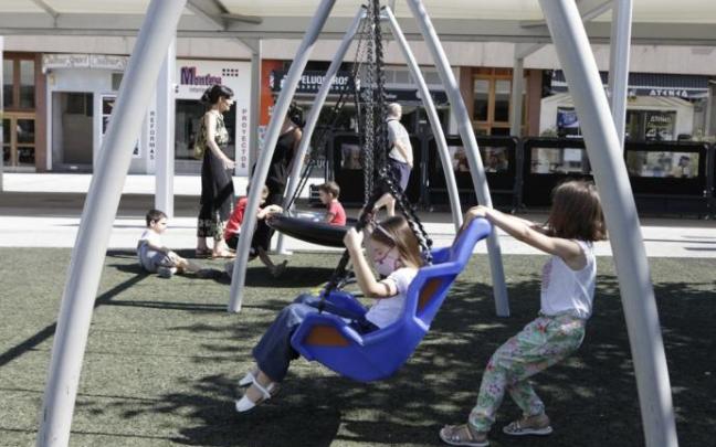 Niños jugando en un parque de Vitoria Niños jugando en un parque de Vitoria