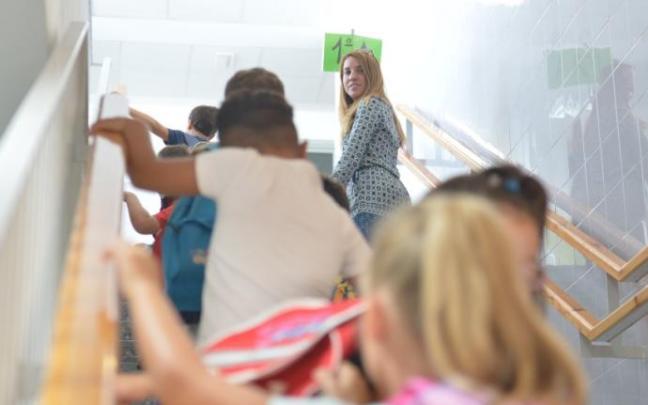 Niños de Primaria se dirigen a su aula. Niños de Primaria se dirigen a su aula.