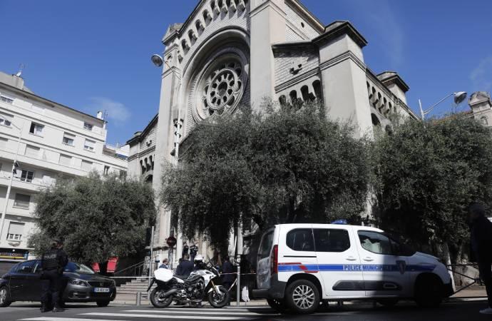 Agentes de policía ante la iglesia Saint-Pierre-d'Arene en Niza.