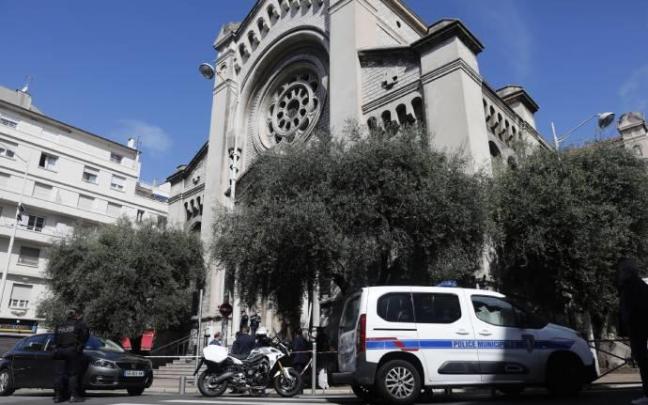 Agentes de policía ante la iglesia Saint-Pierre-d'Arene en Niza.