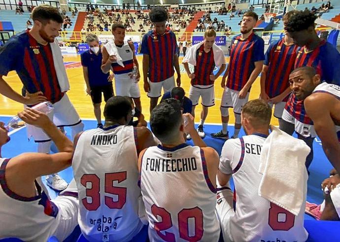 Tiempo muerto del Baskonia en la final del Ciudad de Cagliari. Foto: Baskonia
