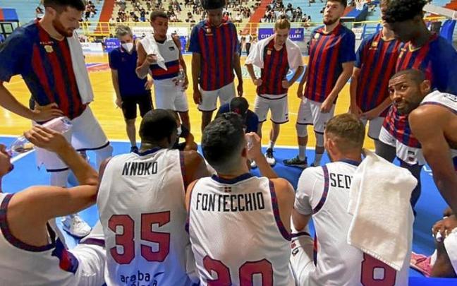 Tiempo muerto del Baskonia en la final del Ciudad de Cagliari. Foto: Baskonia
