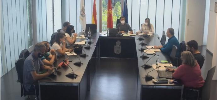 Los grupos municipales, durante una sesión plenaria en el Ayuntamiento de Noáin