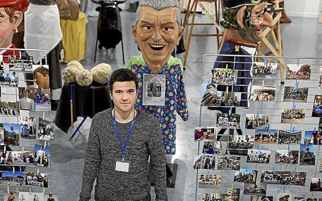 Christian Riesco, delante de los objetos incluidos en la exposición que organizó en el centro cultural de Noáin.