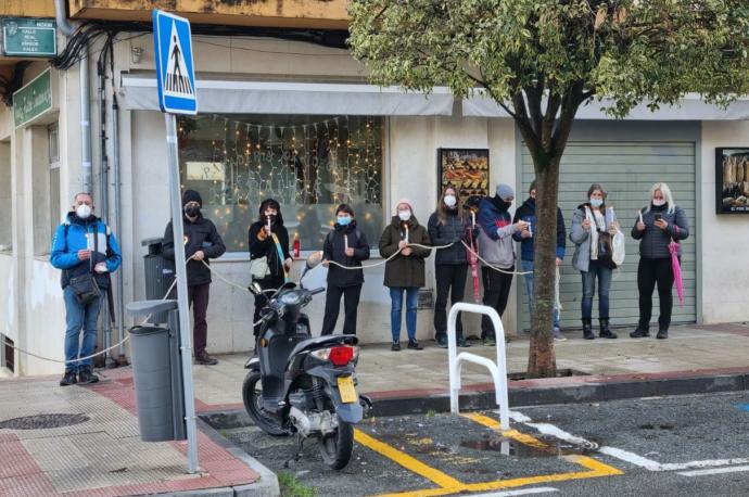 Concentración silenciosa a las puertas del negocio del supuesto autor de la muerte de la galga Duna.