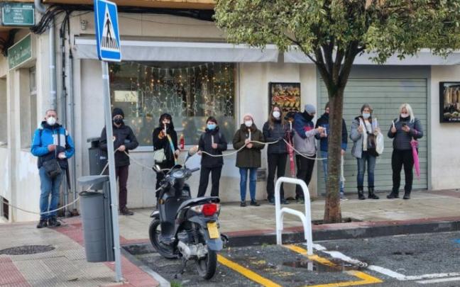 Concentración silenciosa a las puertas del negocio del supuesto autor de la muerte de la galga Duna. Concentración silenciosa a las puertas del negocio del supuesto autor de la muerte de la galga Duna.